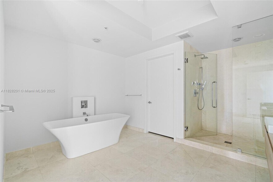 Building Photo - 17111 Biscayne Blvd