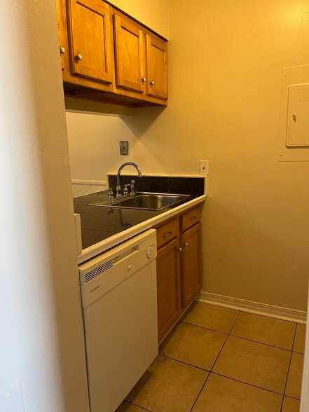 Building Photo - 4101 Hessmer Ave