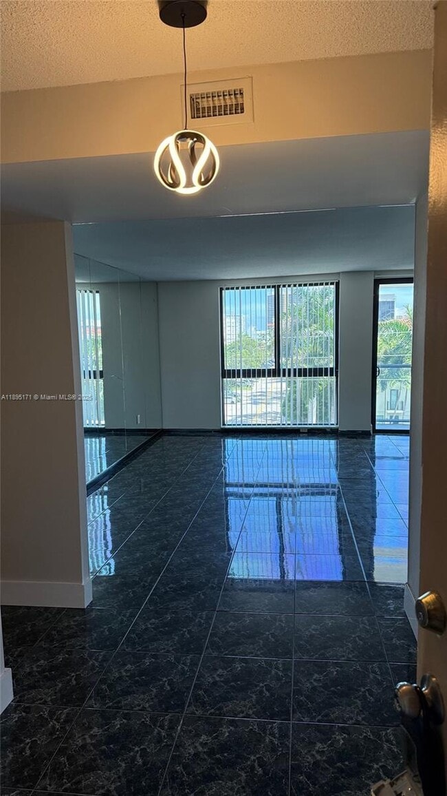 Building Photo - 9800 W Bay Harbor Dr