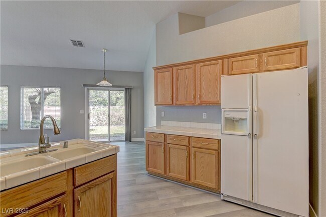 Building Photo - 7456 Oatman Ln