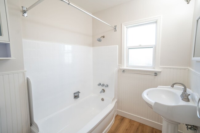 Building Photo - Spacious 1 Bedroom in Torrance with Washer...