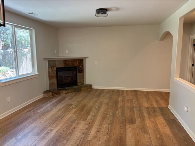Building Photo - 3 Bedroom House with Large Bonus Room and ...
