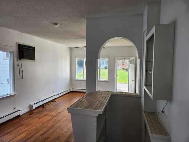 Building Photo - 648 E Scott St