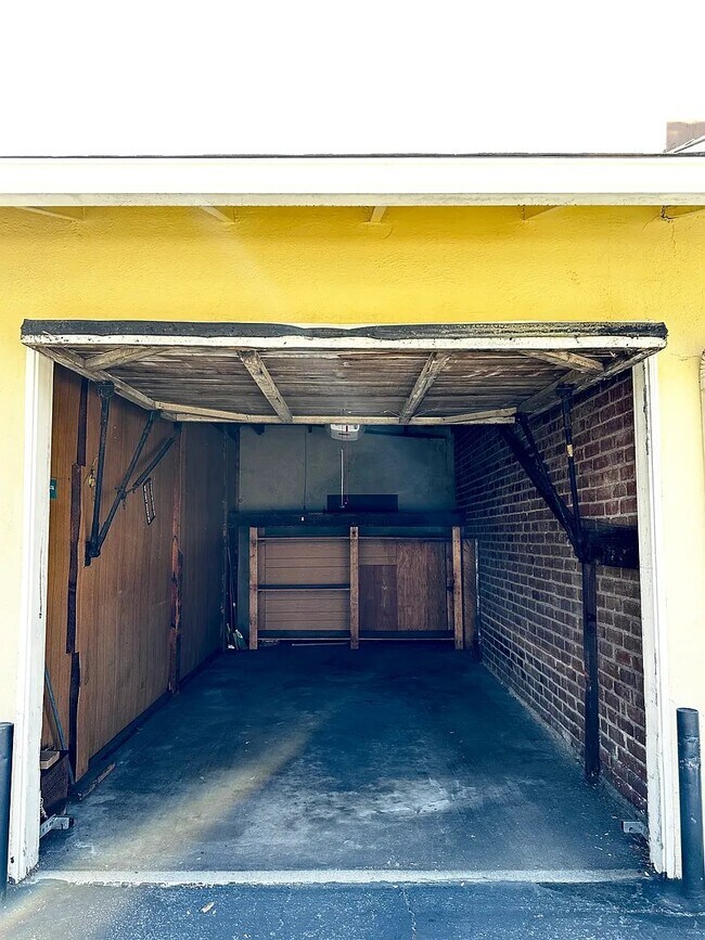 Building Photo - 507 E Maple St