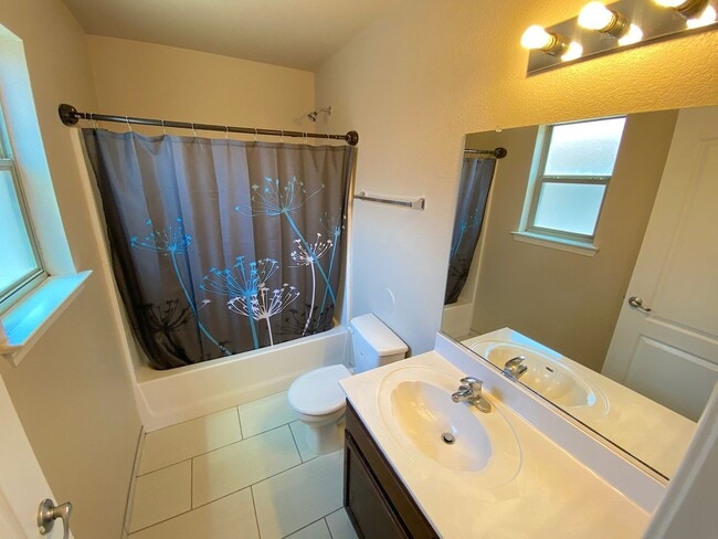 Building Photo - Northeast El Paso 4Bed w/Refrig A/C