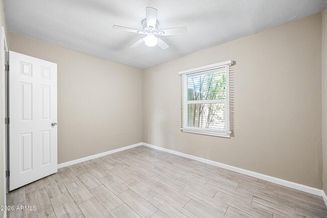 Building Photo - 907 N 22nd Pl