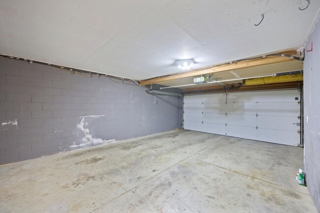 Building Photo - Immaculate 3 Bedroom 2.5 Bath Condominium ...