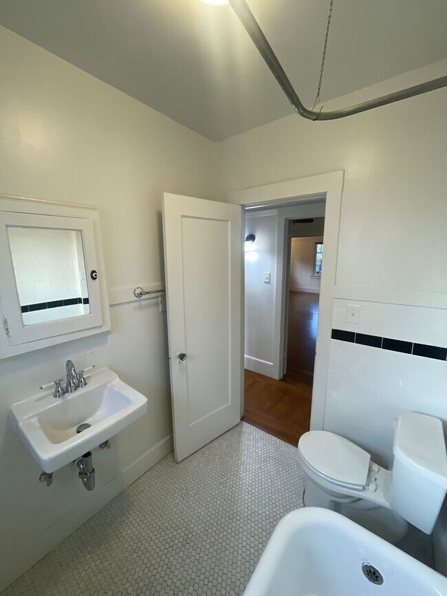 Building Photo - Charming one-bed, one-bath apartment in Midtown