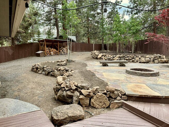 Building Photo - Inviting single-level home in forested SW Bend neighborhood