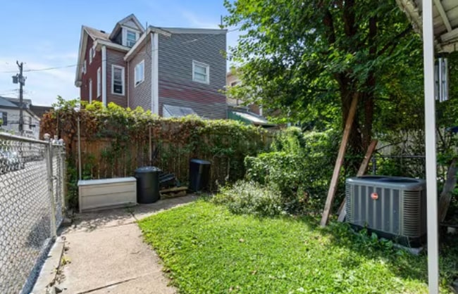 Building Photo - Newly Renovated 2 Bed, 1 Bath Home - Centr...