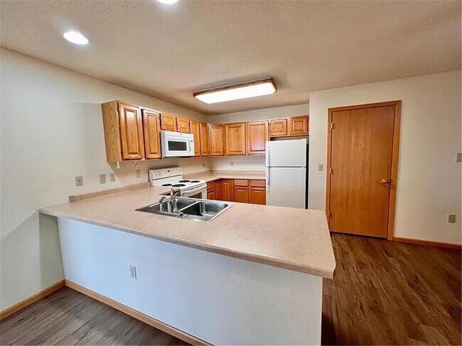 Building Photo - 901 Dominion Dr