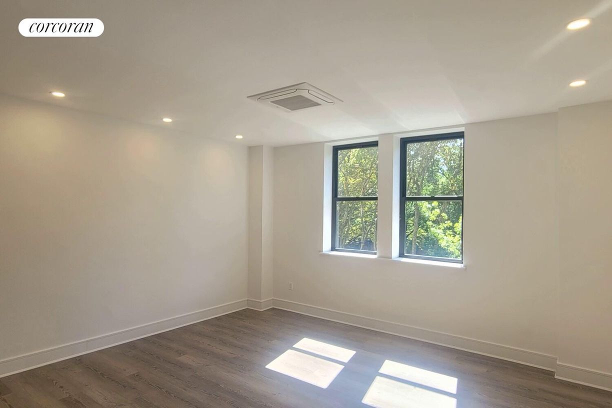 Building Photo - 45 W 81st St