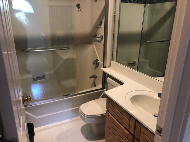 Building Photo - Beautiful 4- Bedroom Condo in Portsmouth, NH!