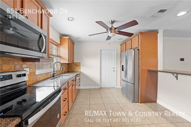 Building Photo - 851 Benchwood Dr