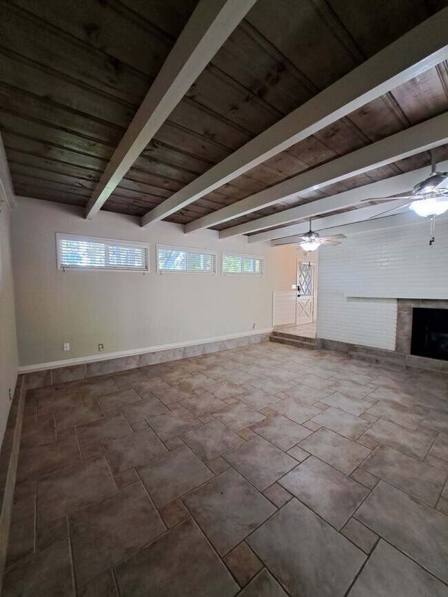 Building Photo - Beautiful Single Level Home on a Half Acre...