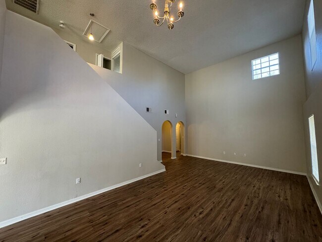 Building Photo - Spacious 4-Bedroom Home with 3 Full Baths in Whispering Trails – Pet Friendly!