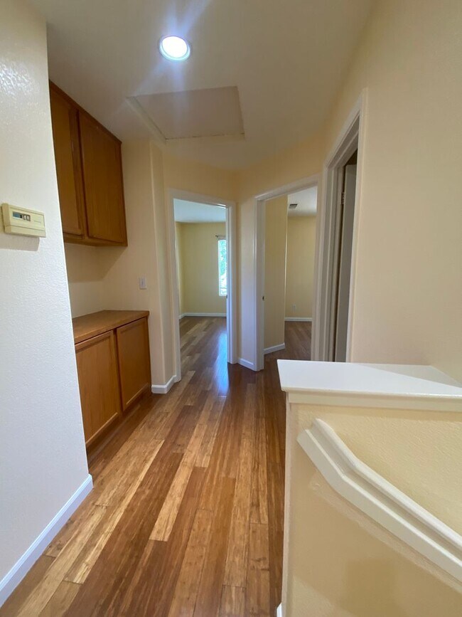 Building Photo - Open Single-Family 3Bed/2.5BA Home Mere Mi...