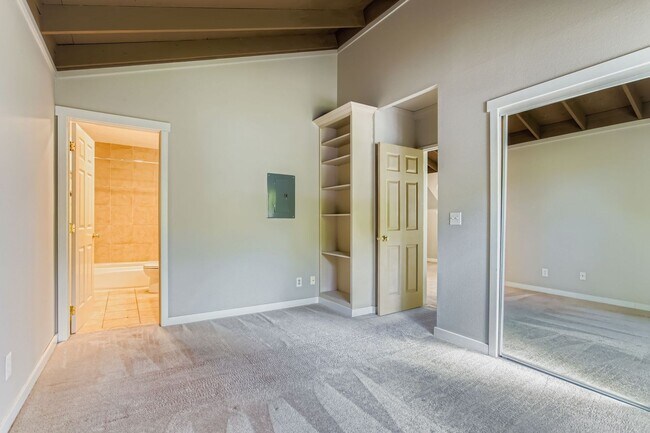 Building Photo - Nicely updated 1 bed 1 bath condo for rent in Sylvan Heights