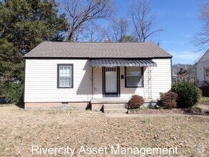 Building Photo - Renovated Charmer with Large Kitchen, Cove...