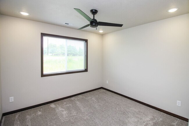 Building Photo - Newer 3 bed 2 bath in Tea  Special rate $1775 with a 13 month lease