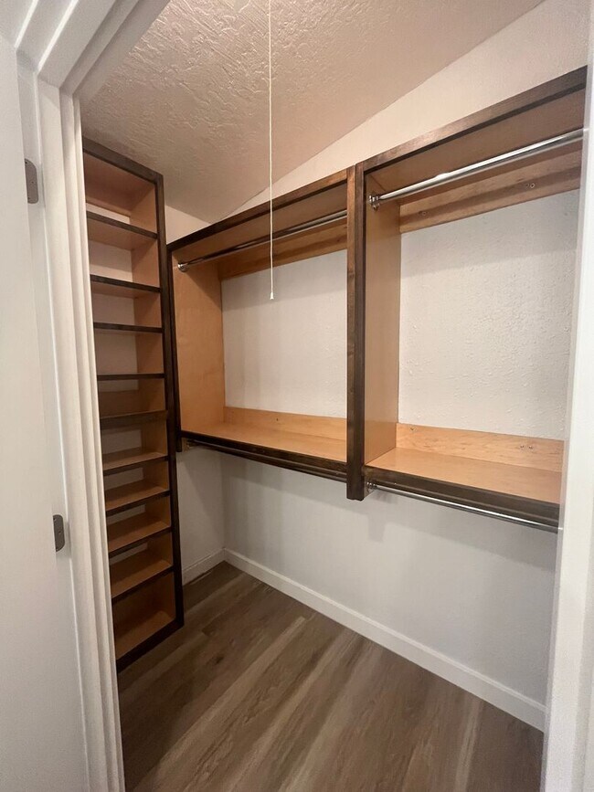 Building Photo - 1625 River Loop 1