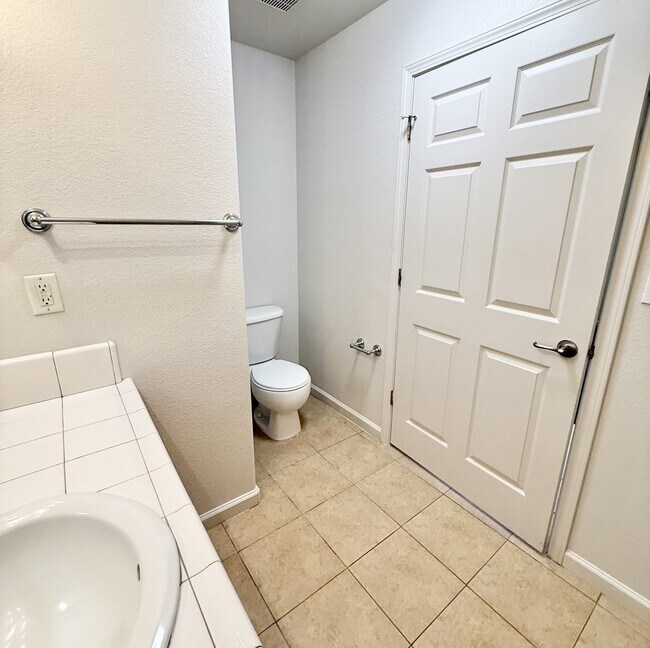 Building Photo - 421 N Walnut Ave