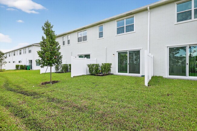 Building Photo - 307 SE Crossoak Ln