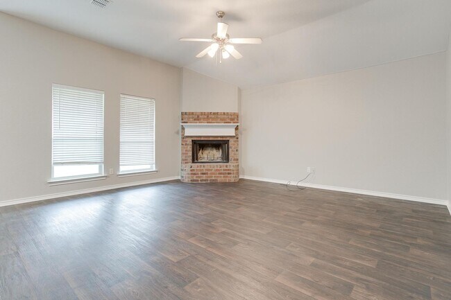 Building Photo - Great 3 Bedroom, 2 Bath, Brick Home in Gre...