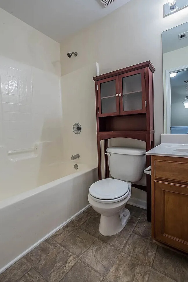 Building Photo - 2 Bedroom 2.5 Bathroom