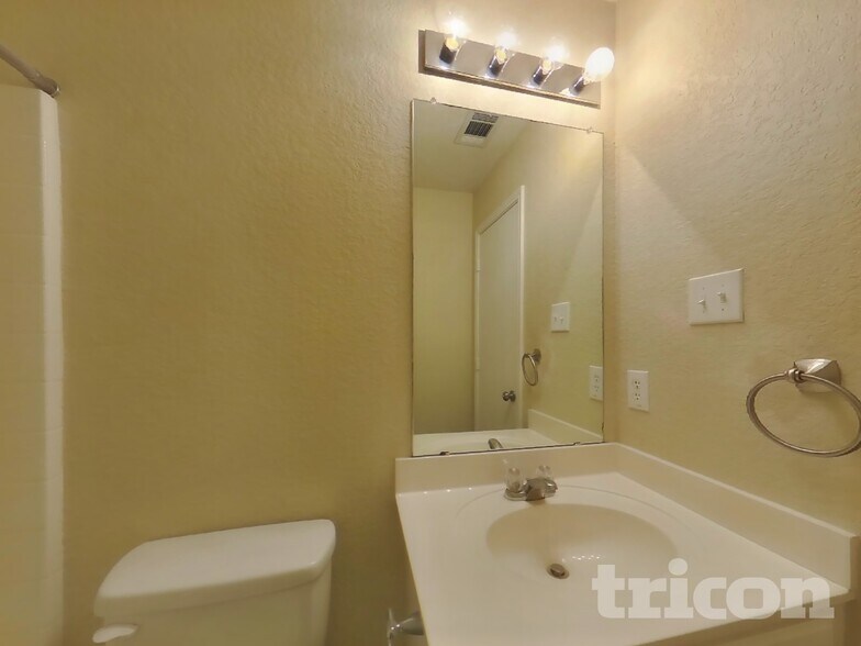 Building Photo - 621 Babbling Brook Dr