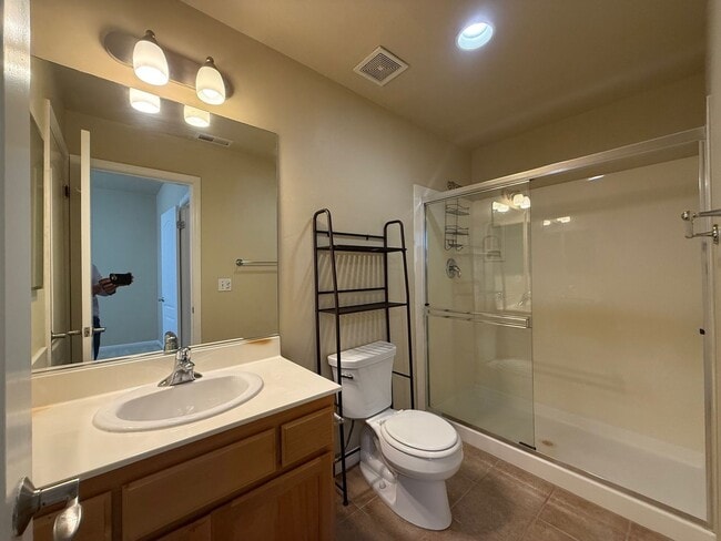 Building Photo - Nice and bright 2BR / 2BA Condo Near Durant Square Mall