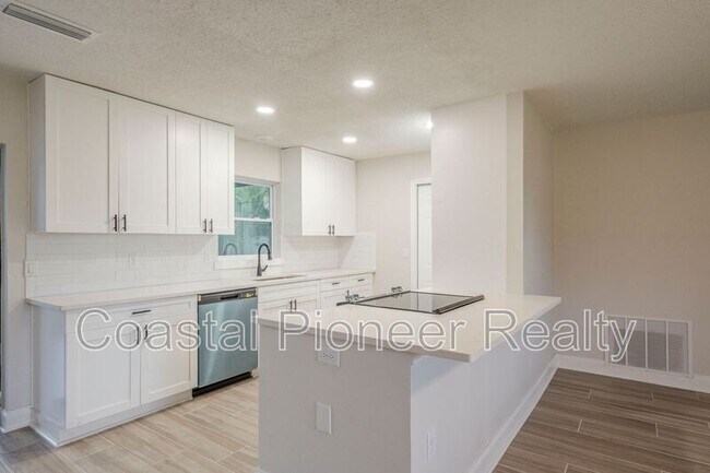 Building Photo - 4600 Venetian Blvd NE