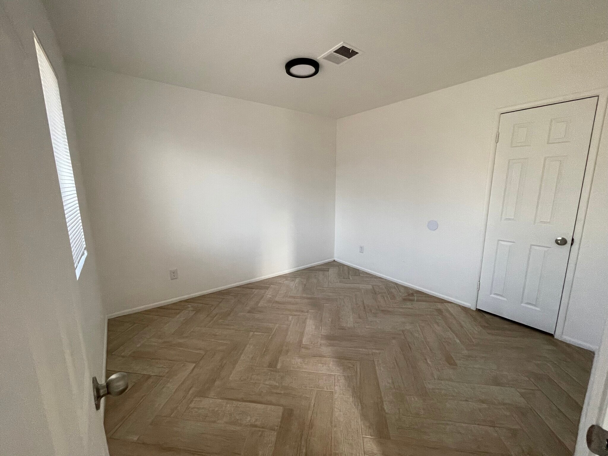 Building Photo - 1567 W Peoria Ave