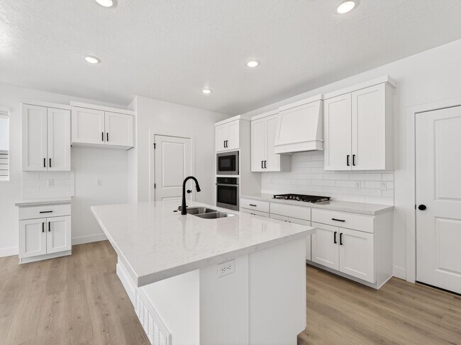 Building Photo - 3 Bed / 3.5 Bath Townhome in Mapleton – Modern, Spacious & Well-Located