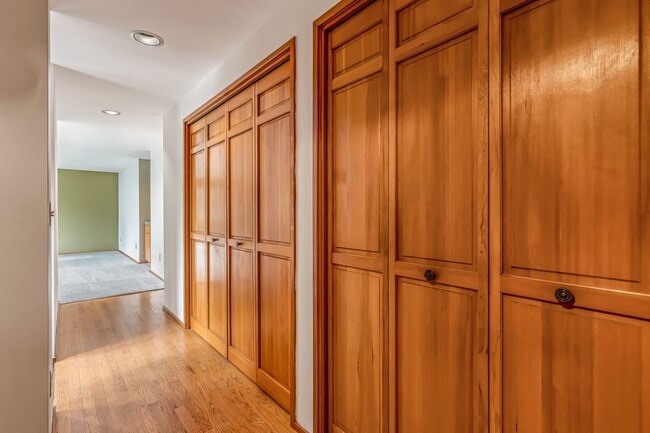 Building Photo - Large 2 Bedroom in Queen Anne * Utilities/ Parking Included*