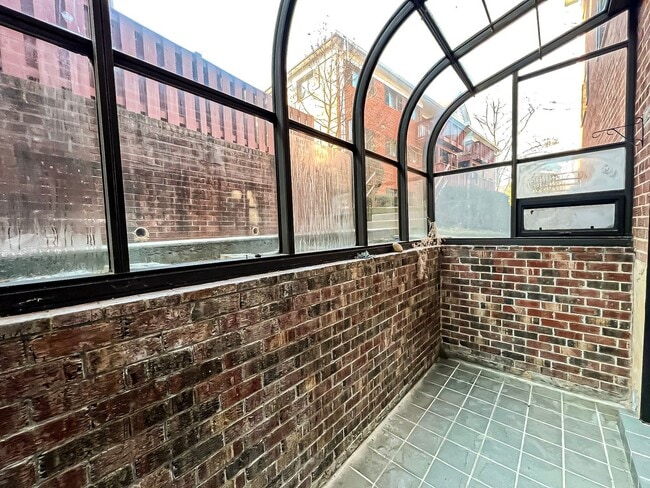 Building Photo - Gorgeous 3 Bedroom 2 Bathroom Unit With Su...