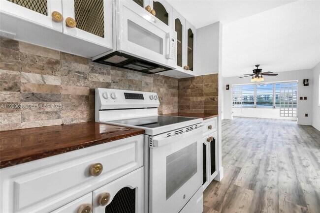 Building Photo - 285 NE 191st St