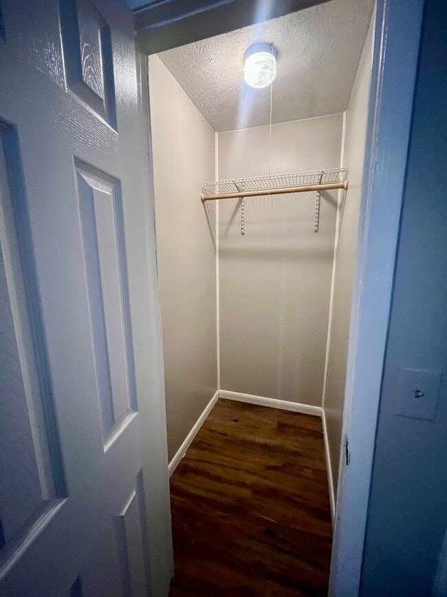 Building Photo - 3 Bed/2 Bath Home