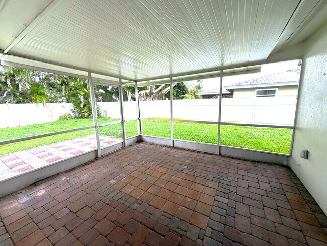 Building Photo - 3/2/1 car garage in S. Ft. Myers Off Cypress Lake!