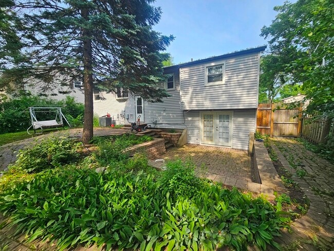 Building Photo - 1038 Cambridge Dr