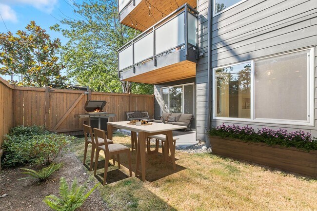 Building Photo - 2Bd/1.75Ba Seattle Condo