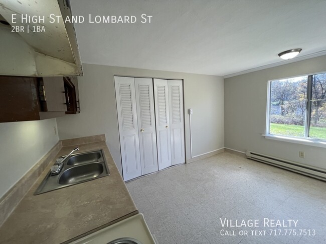 Building Photo - Huge 2-Bed apartment with washer/dryer hoo...