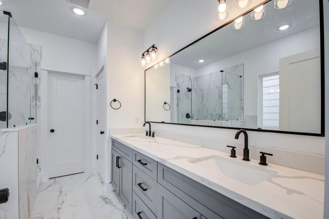 Building Photo - 2803 Anita St