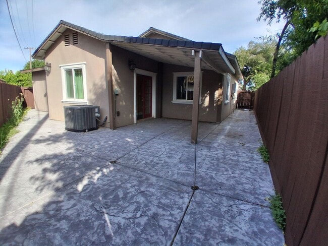 Building Photo - 2112 Eicher Ave