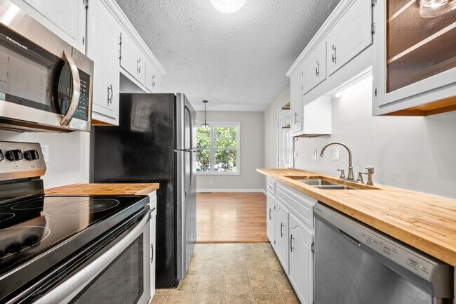 Building Photo - Charming Brick Home with Soaring Ceilings & Updated Finishes!