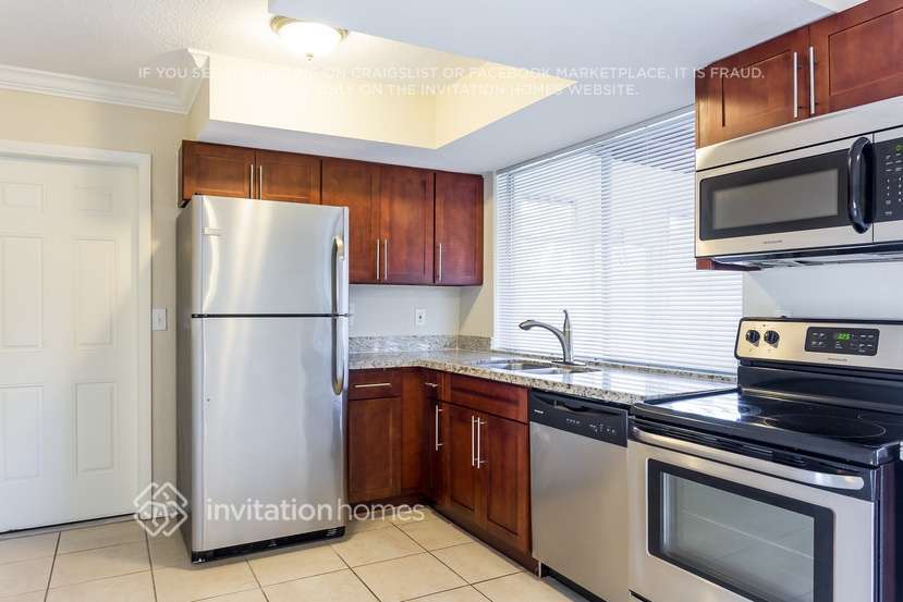 Building Photo - 1270 SW 7th Ave