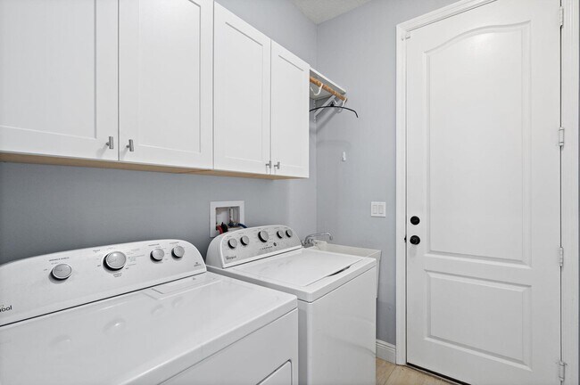 Building Photo - 1411 SW Hackensack Ave