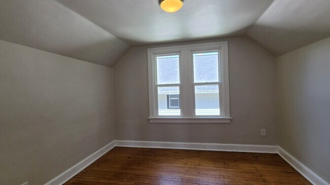 Building Photo - Refurbished 2 Bedroom Upper in Appleton