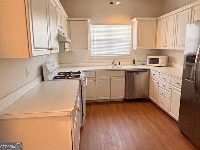 Building Photo - 474 Fraser St SE