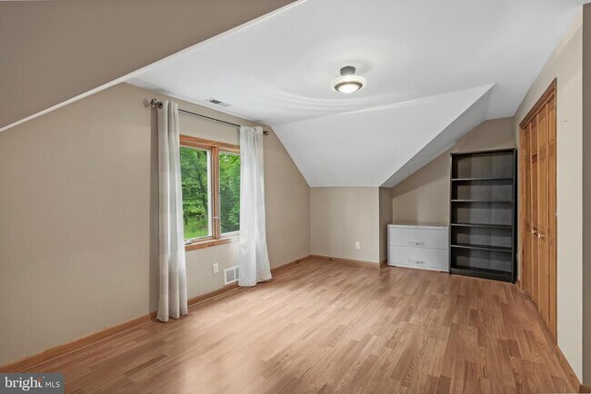 Building Photo - 405 Holly Glen Dr